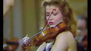 ANNESOPHIE MUTTER quotMOZART VIOLIN CONCERTO  3  Orquesta Sinfónica de RTVE Teatro Real Madrid [upl. by Oinigih]