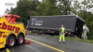 04092024  VN24  LKW rutscht in einen Wald  Neuer Abschleppwagen das erste mal in Gebrauch [upl. by Melgar]