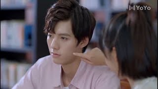 男主故意把筆丟到桌面下讓女主撿，然後低頭去吻她 💖 Chinese Television Dramas [upl. by Arlyn]