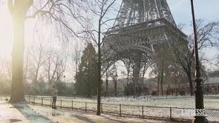 Neve in Francia imbiancati i monumenti di Parigi [upl. by Nyllewell496]