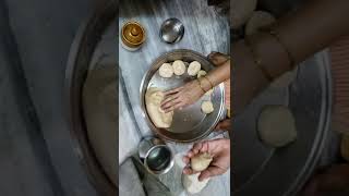 Roti or Chapati with Indian women 1الخبز الهندي شاباتي وطريقة عمله على يد سيدة هندية  الجزء الاول [upl. by Helbonna]