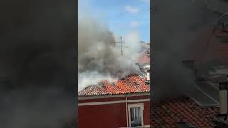 Las llamas devoran la parte alta de un edificio en pleno centro de Burgos [upl. by Soutor356]