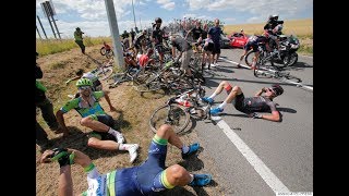 Tour de Catalogne  Une chute massive a laissé Bardet et Barguil à terre La caída [upl. by Bayard]