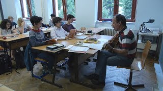 Aus dem Klassenzimmer Singend Latein lernen [upl. by Larianna]