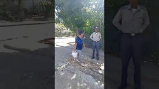 Valientes mujeres cubanas no se dejan amedrentar por la policía policía del régimen castrista cuba [upl. by Seldan754]