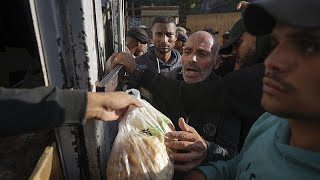 No Comment Lange Schlangen vor den Bäckereien in Gaza [upl. by Enninaej509]