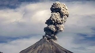 El volcán Colima emite fumarolas a dos kilómetros de altura [upl. by Ilrebma]