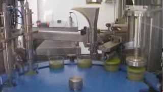 Filling and capping rotary machine  Macchina rotativa riempimento e tappatura [upl. by Nylirej]