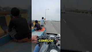 Motociclista faz gesto incrível na estrada [upl. by Airamzul]