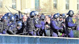 Altercation entre forces de lordre et Gilets jaunes sur le Pont Royal  Acte 15  23 février 2019 [upl. by Vinnie]