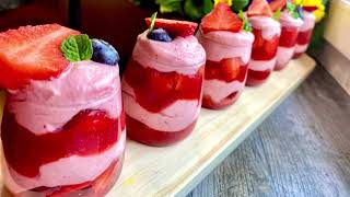 VERRINES DE MOUSSE À LA FRAISE recette facileموس بالفراولة سهلة وذوقها رائع [upl. by Leanatan]