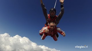 Parachute springen boven Texel [upl. by Plath951]