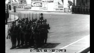 Roma I reali carabinieri cedono la guardia allAltare della Patria allarma di fanteria [upl. by Lrak]