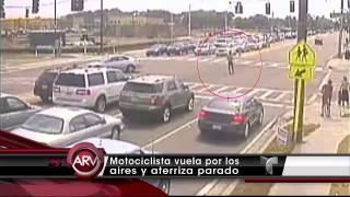 Motociclista vuela por los aires y aterriza parado Al Rojo Vivo VIDEO [upl. by Hpseoj]