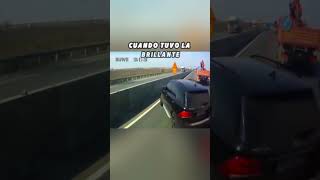 ¡El conductor de un Mercedes desafía a un camionero y termina humillado viralvideo [upl. by Madson]