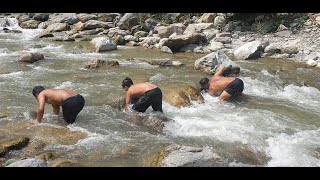 HATKELAHAND FISHING FISHING  BARE HAND FISHING  MOST PRIMITIVE FISHING  आफ्नै हात जगन्नाथ । [upl. by Ppik303]