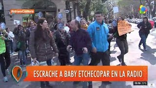 Furia e insultos en un escrache a Baby Etchecopar [upl. by Underwood]