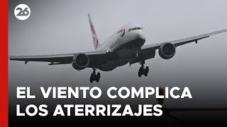 REINO UNIDO  El viento complica los aterrizajes en el aeropuerto de Londres [upl. by Ahsinam580]