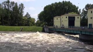 Geöffnetes Wehr zwischen Elbe und Havel bei Wittenberge [upl. by Neelhtakyram]