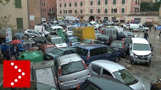 Alluvione Genova 4 novembre 2011 la distesa di auto trascinate via [upl. by Lexie]