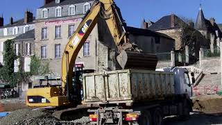 Cat 323D travaux place du jet deau Cathédrale Jacobins Le Mans pelleteuse Caterpillar [upl. by Hugo355]