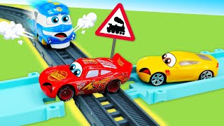 Saetta McQueen giocattolo cade in trappola sulla ferrovia Giochi per bambini con le macchine [upl. by Eronaele]