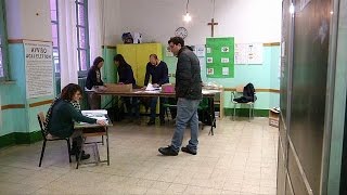 Los italianos empiezan a votar la reforma o no de su Constitución [upl. by Tammany]