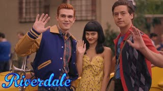 Riverdale 7x20 Archie Betty Veronica y Jughead tienen una relación poliamorosaLa vida de Reggie [upl. by Norb]