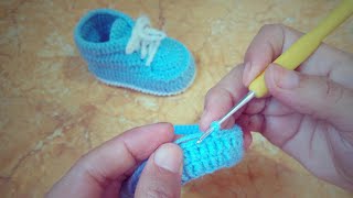 طريقة عمل حذاء كروشيه  how to crochet baby booties [upl. by Innek104]