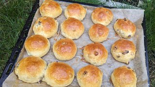 Fluffige Rosinenbrötchen aus Hefeteig mit vielen Rosinen So lecker und einfach Brötchen Rezept [upl. by Ethelda]