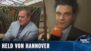 Lutz van der Horst beim 75 Geburtstag von Gerhard Schröder  heuteshow vom 26042019 [upl. by Anaer867]