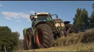 Fendt Favorit 926 Vario presst Rundballen am Hang [upl. by Gessner661]