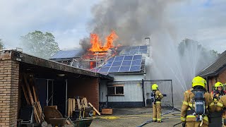 Twee woningen onbewoonbaar na grote brand aan de Smallestraat in Didam [upl. by Harak195]