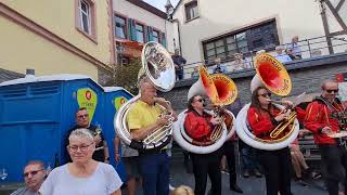 Fanfarenzug Neuhof und De Zwiebels beim Weinfest in Bernkastel  Kues 2023 mit quotSweet Carolinequot 😉 [upl. by Aicital]