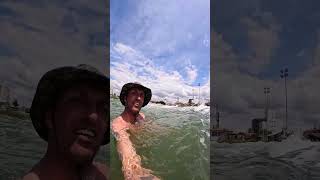 Nadando no costão de pedras shorts beach swimming fun [upl. by Witha988]