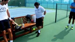 Maradona impresiona a Djokovic dominando pelota de tenis [upl. by Nerta]