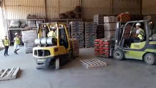 hyster vs clark  Teste curso Operador de Empilhadeira   Movcarga Treinamentos [upl. by Idnod]