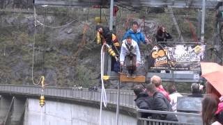 Bunge Jump in der Verzasca Staumauer 220 Meter Hoch 2012 [upl. by Fritz607]