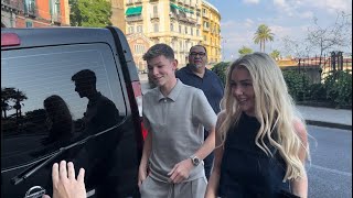 Gilmour a Napoli tappa intermedia prima dell’hotel suo fratello beffa i tifosi 🥲 [upl. by Einahpehs133]