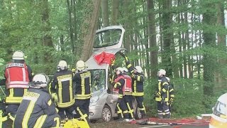 Auto prallt in Bissendorf gegen Baum [upl. by Sajovich262]