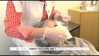 Séance de peeling superficiel chez le Dermathologue [upl. by Kenweigh]