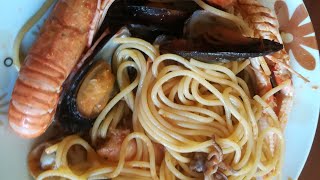 Spaghetti allo scoglio ricetta classica con scampi cozze vongole calamari e qualche gambero [upl. by Rexanna995]