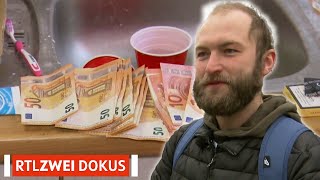 quotIch lasse mich von der Arbeiterklasse finanzierenquot  Armes Deutschland  RTL ZWEI DOKUS [upl. by Anidualc560]