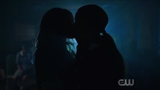 Riverdale 2x17 Cheryl amp Toni Beso❤  Español [upl. by Naawaj]