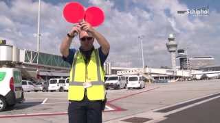 Een ochtend met een marshaller op Schiphol [upl. by Etteb]