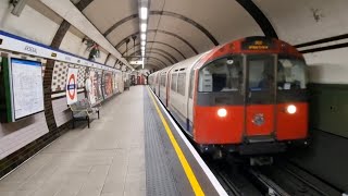 London Underground Piccadilly Line  Arrêt à la station Arsenal [upl. by Schaffer401]