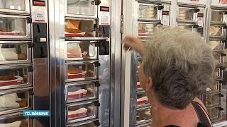 Al 75 jaar eten uit de muur bij de Febo  RTL NIEUWS [upl. by Allez570]