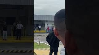 Vídeo mostra briga entre dois passageiros no Heliporto de Farol de São Thomé [upl. by Claudian]