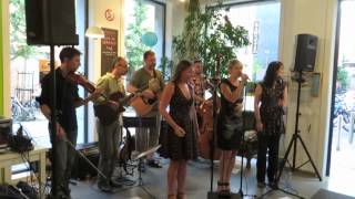 Elllis  Emmylou First Aid Kit Cover Live  Wereldcafécoop Leuven 2015 08 04 [upl. by Philipson]