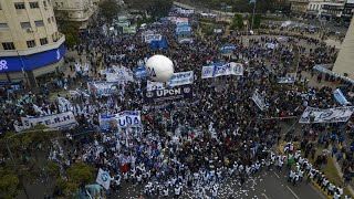 Argentinos y sindicatos protestan para exigir al Gobierno de Fernández que frene la inflación [upl. by Hayilaa33]